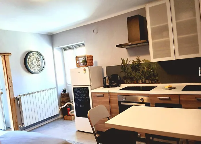 Lucia's Wood House * Intra